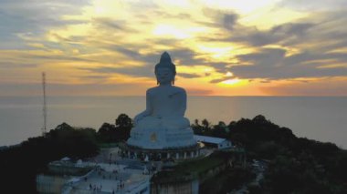 Zaman atlamalı havadan görünümü günbatımı Phuket big Buddha, Phuket Adası ada en önemli ve saygın yerlerinden biridir.