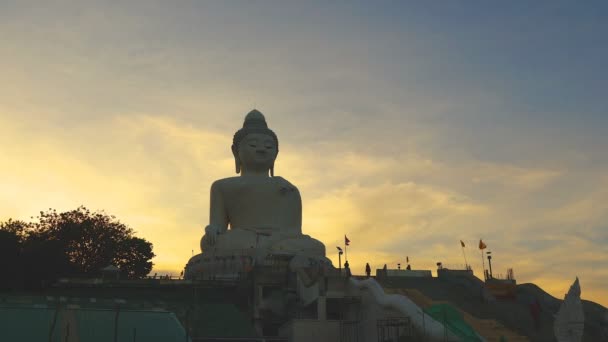 Atardecer Phuket Big Buddha Uno Los Monumentos Más Importantes Venerados — Vídeo de stock