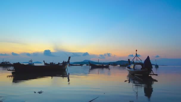 Tijd Lapse Vissersboten Blauwe Zonsopgang Blauwe Hemel Ochtend Rawai Beach — Stockvideo