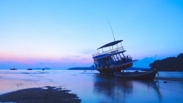 青日の出で漁船の経過時間 ラワイ ビーチで朝の青い空 — ストック動画