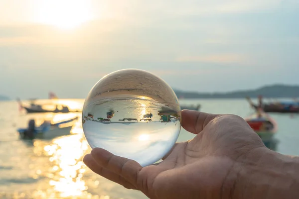 水晶玻璃球球球在普吉岛的海滩上 用球面视角展现日出海景 — 图库照片