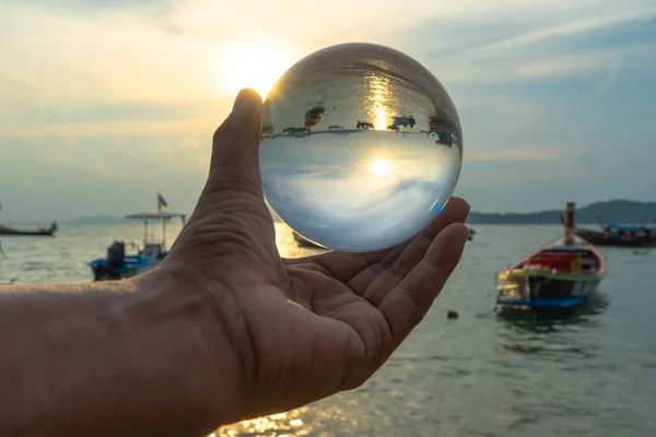 水晶玻璃球球球在普吉岛的海滩上 用球面视角展现日出海景 — 图库照片