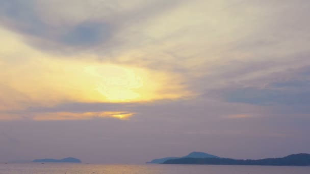 鸟图拉威湾上空的日出 拉威海滩位于普吉岛的尽头 安达曼海岛上有一个游客码头 — 图库视频影像