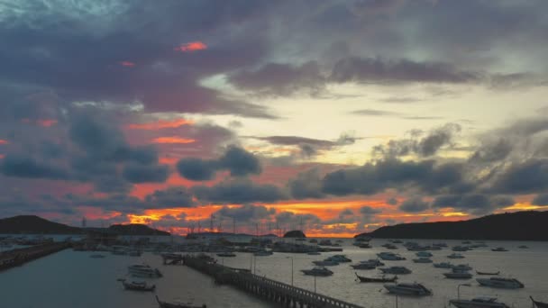 Vacker Soluppgång Genom Berget Chalong Viken Chalong Golfen Den Viktigaste — Stockvideo