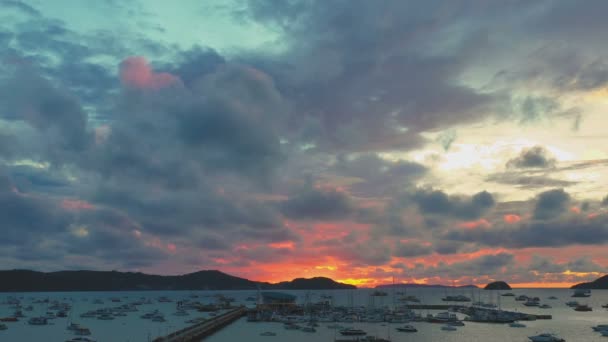 Schöner Sonnenaufgang Durch Den Berg Chalong Golf Chalong Golf Ist — Stockvideo