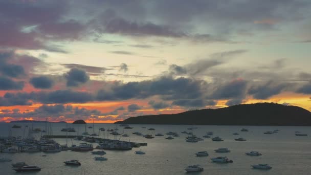 Hermoso Amanecer Través Montaña Golfo Chalong Golfo Chalong Lugar Más — Vídeos de Stock