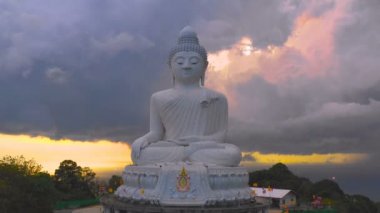 hava fotoğrafçılığı Phuket günbatımı zamanı büyük Buda heykelinin etrafında fırtına.