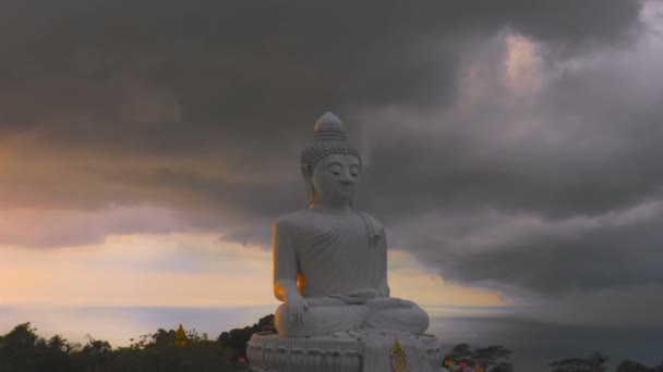 Fotografia Aérea Tempestade Torno Phuket Grande Estátua Buda Pôr Sol — Vídeo de Stock