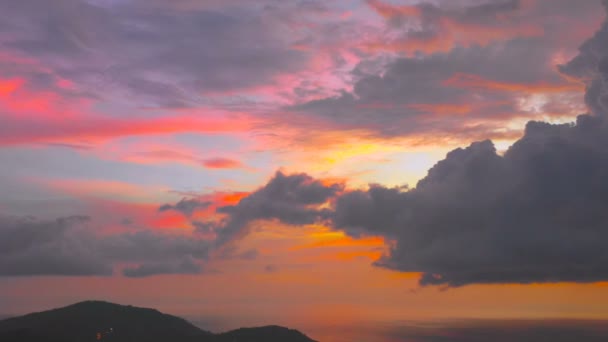 航空摄影日落时间普吉岛大佛像周围的雷雨 — 图库视频影像