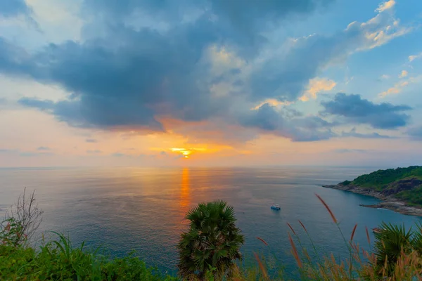 Pôr Sol Deslumbrante Capa Promthep Colorido Nuvem Estão Mudando Céu — Fotografia de Stock