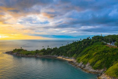 Panorama günbatımı Promthep cape yukarıda Phuket Tayland denize uzanan kaya bir dağdır