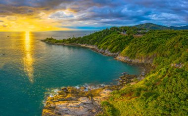 Panorama günbatımı Promthep cape yukarıda Phuket Tayland denize uzanan kaya bir dağdır
