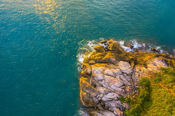Panorama günbatımı Promthep cape yukarıda Phuket Tayland denize uzanan kaya bir dağdır