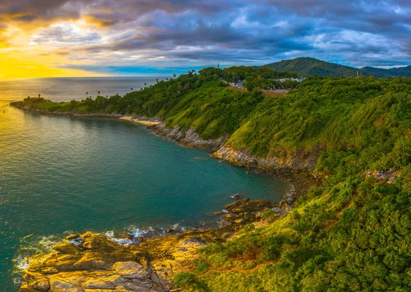 Panorama günbatımı Promthep cape yukarıda Phuket Tayland denize uzanan kaya bir dağdır