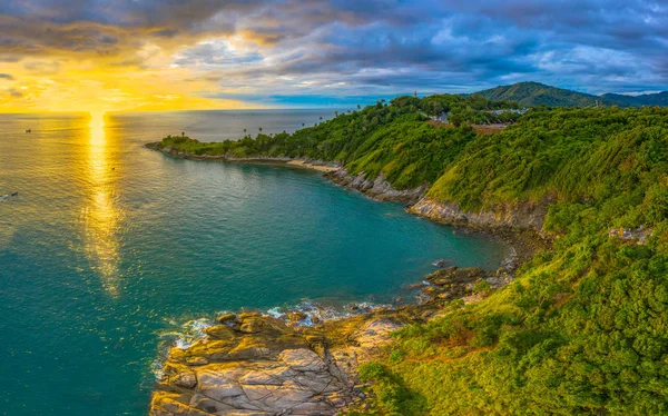 Panorama günbatımı Promthep cape yukarıda Phuket Tayland denize uzanan kaya bir dağdır