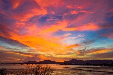 Hava Mudong kanal conect Chalong Bay güzel gün batımı görünümünde. Mükemmel mangrov ormanları Klong Mudong kanal vardır