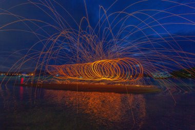 kıvılcım yangın girdap çelik yün uzun pozlama hızı hareket soyut dan gündoğumu, denizde yansıması