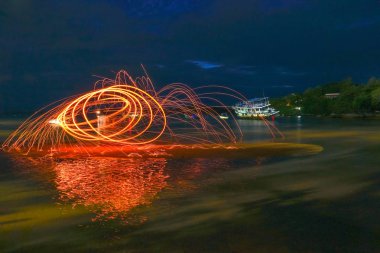 kıvılcım yangın girdap çelik yün uzun pozlama hızı hareket soyut dan gündoğumu, denizde yansıması