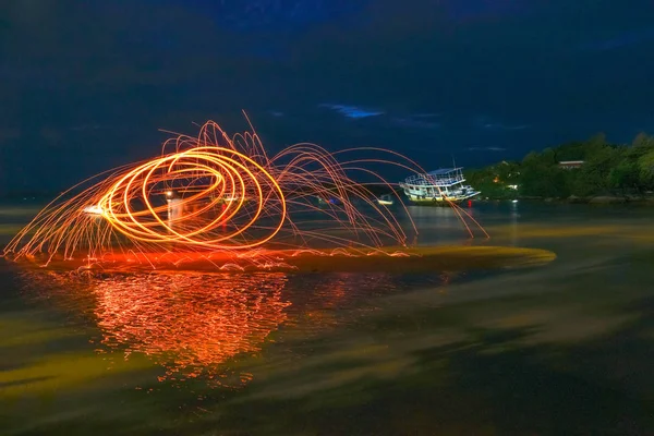 kıvılcım yangın girdap çelik yün uzun pozlama hızı hareket soyut dan gündoğumu, denizde yansıması