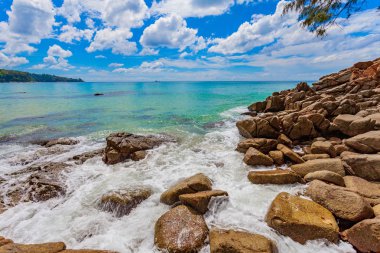 Naithon plaj yukarıda güzel doğal kaya. Naithon Beach bir çoğunlukla doğal kumsalı ile rahat bir ortamda sakin plaj tatil altındadır