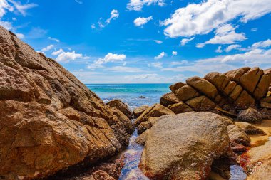 Naithon plaj yukarıda güzel doğal kaya. Naithon Beach bir çoğunlukla doğal kumsalı ile rahat bir ortamda sakin plaj tatil altındadır