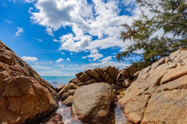 Naithon plaj yukarıda güzel doğal kaya. Naithon Beach bir çoğunlukla doğal kumsalı ile rahat bir ortamda sakin plaj tatil altındadır