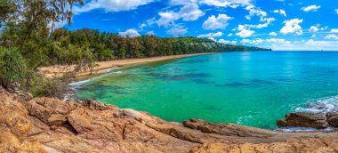 Naithon Beach mavi deniz mavi gökyüzü. Naithon Beach bir çoğunlukla doğal kumsalı ile rahat bir ortamda sakin plaj tatil altındadır