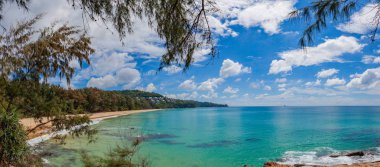 Naithon Beach mavi deniz mavi gökyüzü. Naithon Beach bir çoğunlukla doğal kumsalı ile rahat bir ortamda sakin plaj tatil altındadır