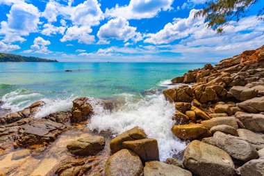 Naithon beach Phuket ucunda kayaya çarptı büyük dalgalar üzerinden beyaz kabarcıklar