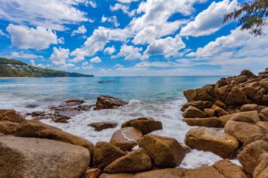 Naithon beach Phuket ucunda kayaya çarptı büyük dalgalar üzerinden beyaz kabarcıklar