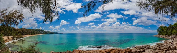 Naithon plaj yukarıda güzel doğal kaya. Naithon Beach bir çoğunlukla doğal kumsalı ile rahat bir ortamda sakin plaj tatil altındadır