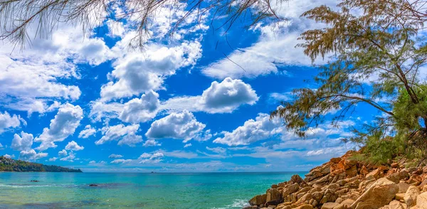 Белое Облако Голубом Небе Над Океаном — стоковое фото