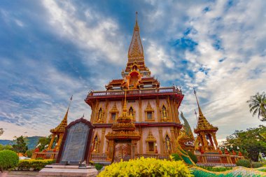 Sunset Bulvarında Chalong Tapınağı pagoda. En büyük ve en saygın Phuket Wat Chalong olduğunu
