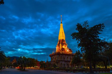 Sunset Bulvarında Chalong Tapınağı pagoda. En büyük ve en saygın Phuket Wat Chalong olduğunu