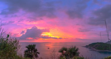 Panorama Laem Promthep Cape günbatımında. Simgesel Yapı ve Phuket Tayland popüler bakış açısı. Her gün bir sürü turist gelir burada izlerken günbatımı