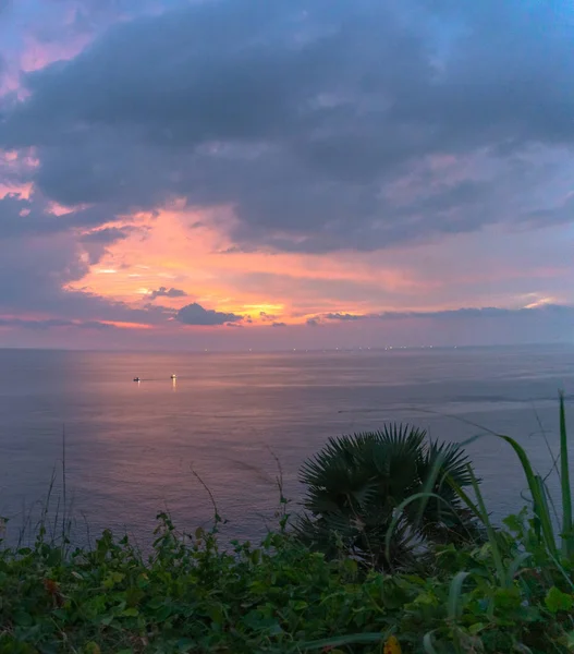 レーム プロンテップ岬のパノラマの夕日 ランドマークとプーケット タイの普及した視点 見て日没まで毎日多くの観光客がここに来る — ストック写真
