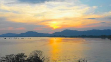 Meditasyon okyanusu ve gökyüzü arka planı. Görkemli gün batımı veya gündoğumu bulutlu arkaplan.