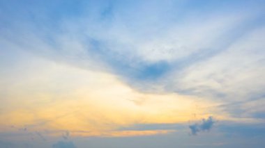 Deniz kıyısında günbatımının hızlandırılmış görüntüleri