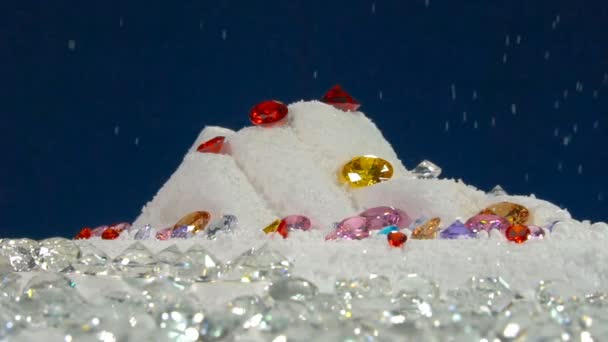 Diamantes Colores Cámara Lenta Giro Escaparate Con Fondo Nieve — Vídeo de stock