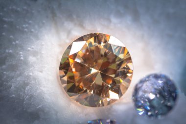 arka plan kar yağışı ile vitrin dönüm üzerinde renkli elmaslar.