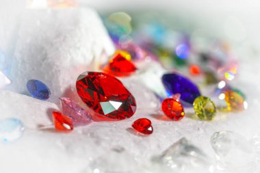 arka plan kar yağışı ile vitrin dönüm üzerinde renkli elmaslar.