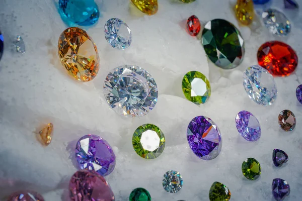 Diamanti Colorati Sulla Vetrina Svolta Con Sfondo Neve — Foto Stock