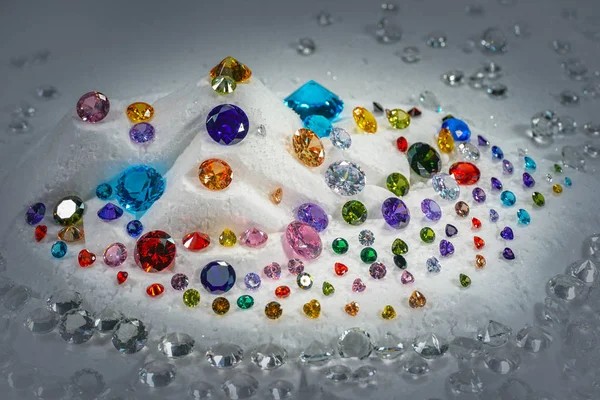 Bunte Diamanten Auf Drehender Vitrine Mit Schneehintergrund — Stockfoto