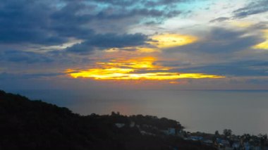 Güzel okyanus ve gökyüzü arkaplanı. Kata sahilinde gün batımı ya da gündoğumu gökyüzü