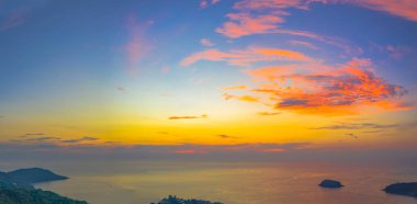 Kata beach yukarıda areial fotoğraf günbatımı. PU Adası Kata beach Karon beach ortasında ise