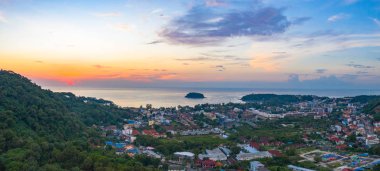 Kata beach yukarıda areial fotoğraf günbatımı. PU Adası Kata beach Karon beach ortasında ise