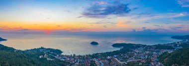 Kata beach yukarıda areial fotoğraf günbatımı. PU Adası Kata beach Karon beach ortasında ise