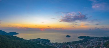 Kata beach yukarıda areial fotoğraf günbatımı. PU Adası Kata beach Karon beach ortasında ise