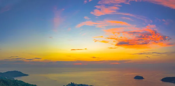 Areial Fotografia Zachód Słońca Nad Plażą Kata Wyspa Jest Środku — Zdjęcie stockowe