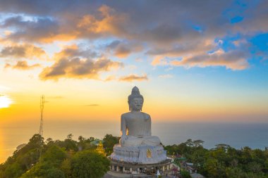 havadan görünümü günbatımında Phuket büyük Buda bakış açısı. Phuket Big Buddha Phuket Adası ada en önemli ve saygın yerlerinden biridir